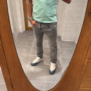 Replay jeans  - Ett par snygga byxor från Replay i storlek W28 L32 i modellen Anbbas 