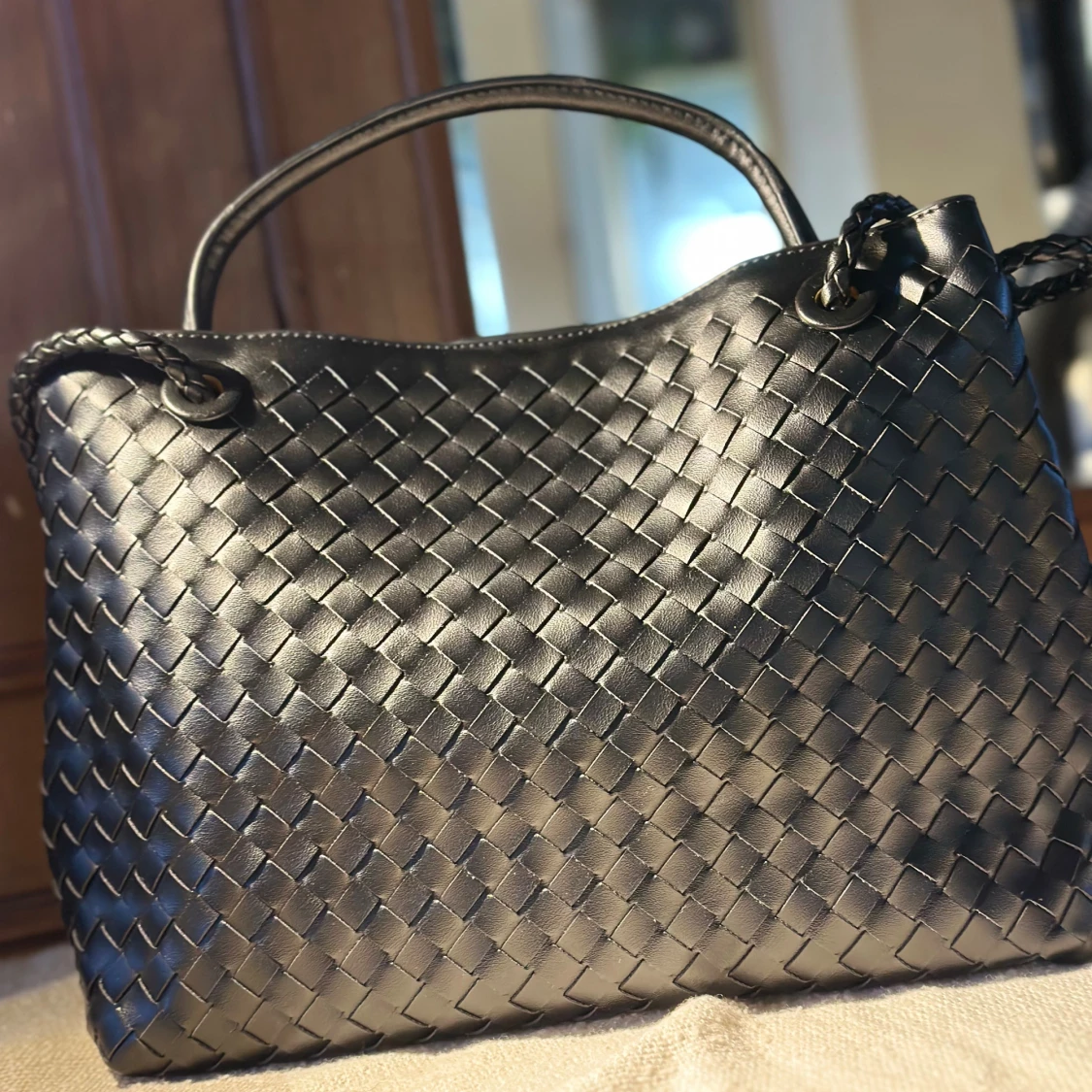 Bottega Veneta inspired Svart flätad handväska med gulddetalj - 2