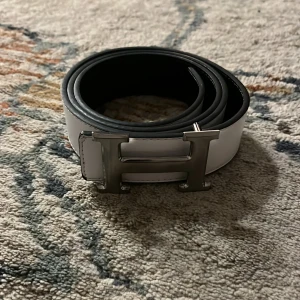 H-bälte - Nytt.  115 cm.  Silver och vit. Skickar inom en dag