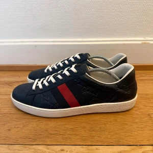 Gucci sneakers  - Säljer nu dessa fina Gucci skor | Super fint skick | Storlek 42,5 | Givetvis äkta | Hör gärna av er vid frågor eller funderingar 
