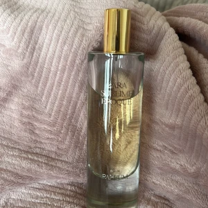 Zara Sublime Epoque Parfym - Zara Sublime Epoque Eau de Parfum med stilren flaska och lyxig känsla. Perfekt för dig som vill ha en modern och trendig doft i din samling.