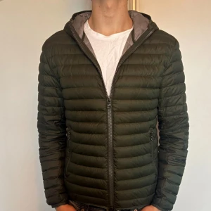 Colmar Jacka - Hej säljer nu min fina Colmar jacka i stolek 48 (S). Den är i nyskick och är super snygg vid höst/vintern. Nypris +- 4000kr! Glöm inte följa🌊🍾
