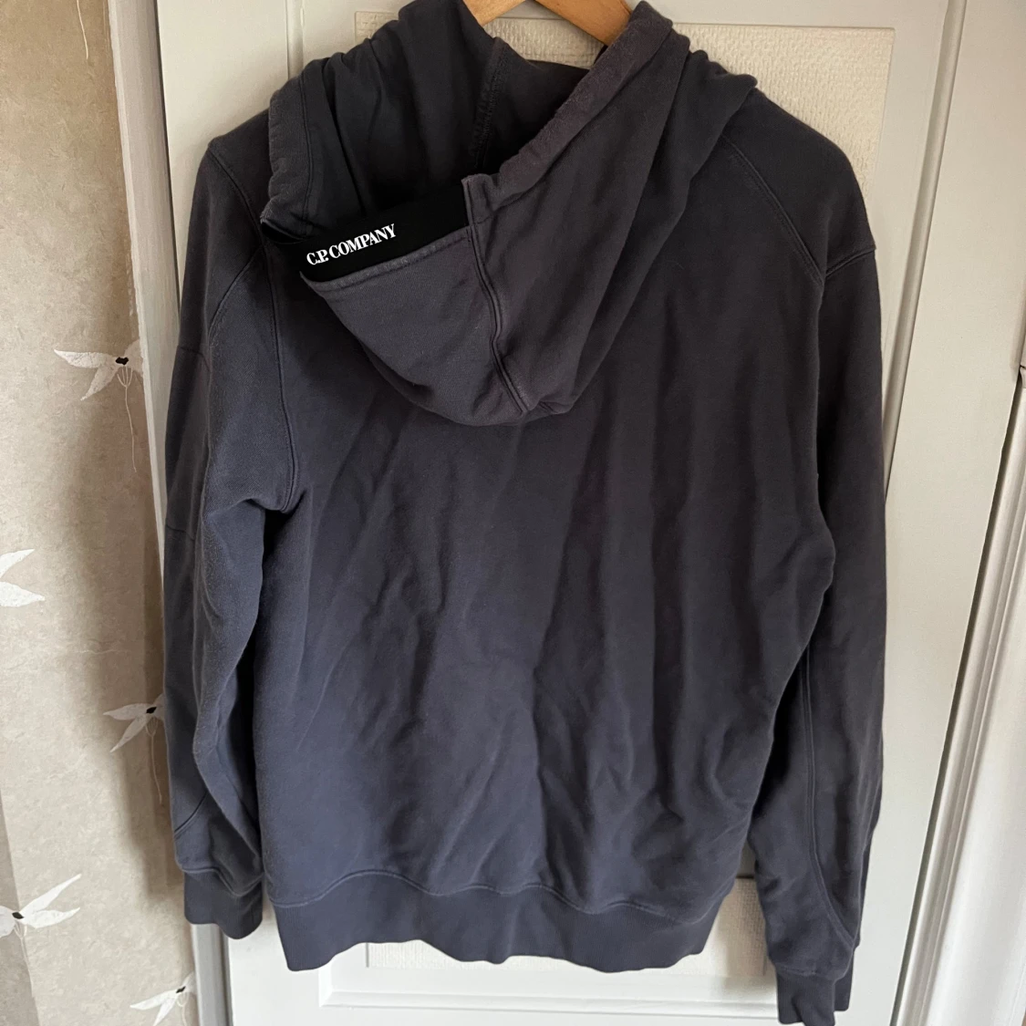 Storlek M men mer som en S. Mörkgrå hoodie från C.P. Company. - 1