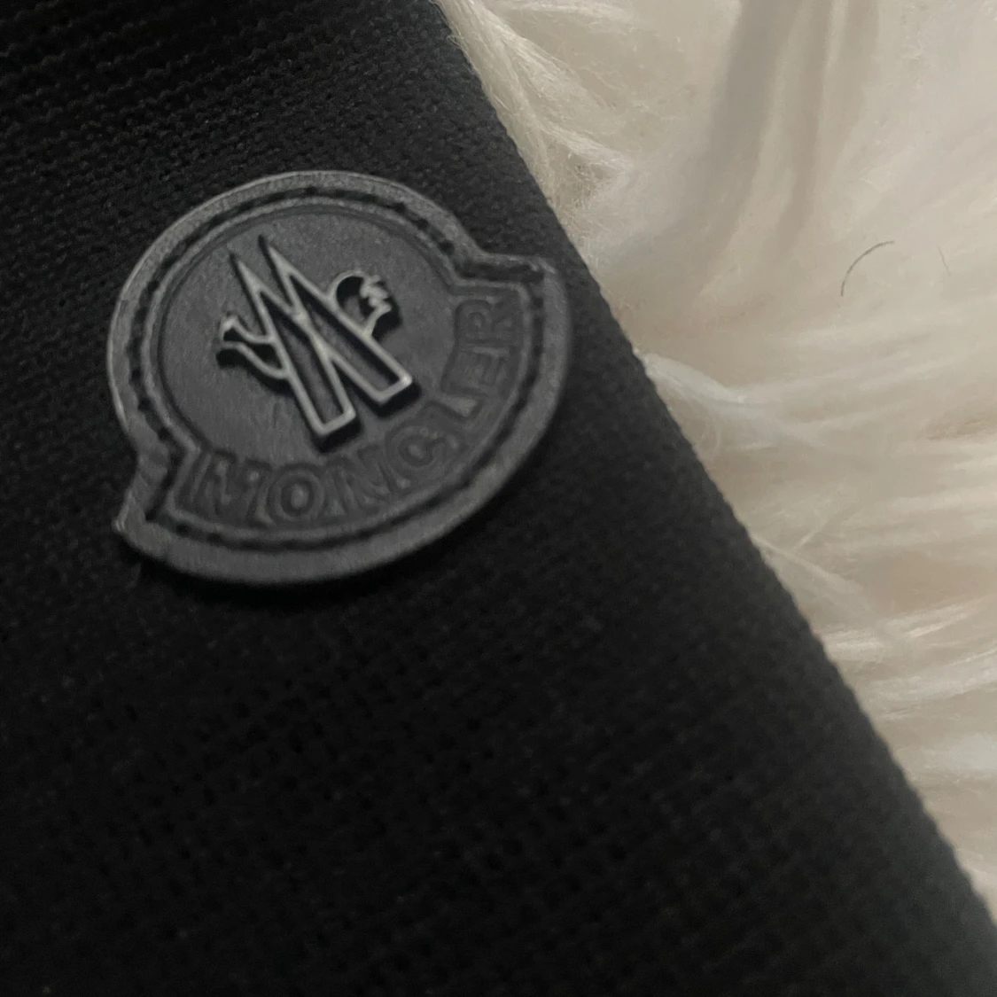 Svart pufferjacka från Moncler perfekt för höst-vinter🍂  - 3