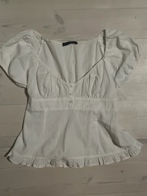 Blair top, Brandy Melville - Säljer denna supergulliga topp från Brandy Melville🥰 Den är endast använd 2-3 gånger och därmed i superfint skick (utan fläckar eller hål). Jag säljer den eftersom jag inte fick så mycket användning av den ✨ Storleken är one Size men passar alla Xs-M 💘