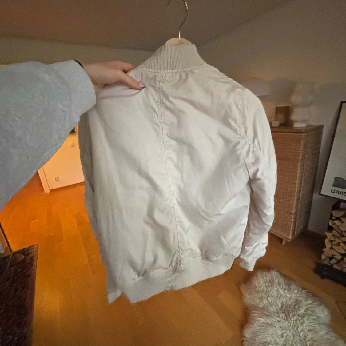 Beige bomberjacka från Bershka - 1