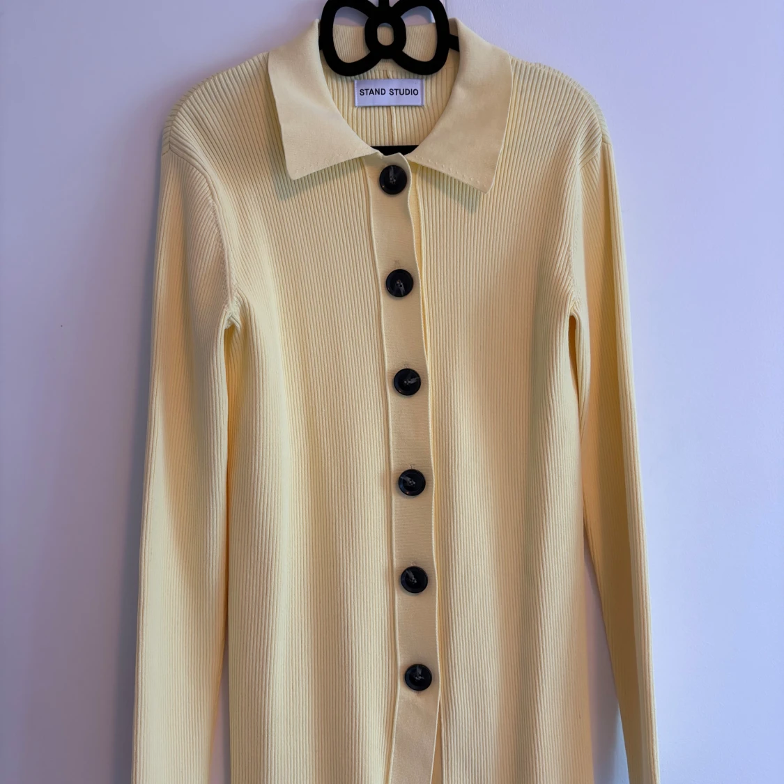 Ljusgul ribbad kofta från Stand Studio - 1