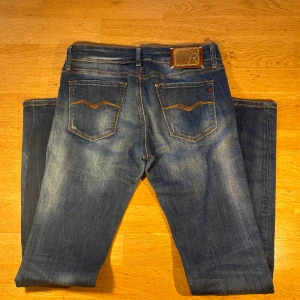 Replay jeans - Väldigt snygga replay jeans. Denna model finns inte längre därför väldigt sällsynt. Mycket snygga detaljer😁 hör av dig vid funderingar✌️midja 38 cm, längd 100 cm