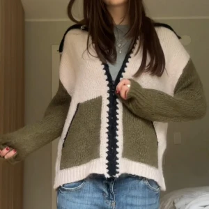 Trendig Zara kofta! - Säljer min otroligt fina Zara kofta, då den tyvärr inte kommer till användning😇 bara att trycka på ”köp nu” postar direkt❤️