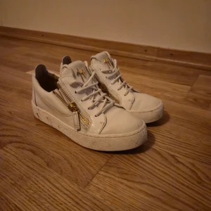 Guiseppe skor - Säljer nu mera mina zanotti Guiseppe. Jag säljer för dom är för små för mig. Storlek 37. Hör av er vid funderingar. Priset ej hugget I sten.