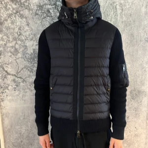 Moncler Cardigan - Väldigt fint skick förutom en pytte liten skavank på vänstra fickan! Retail price: 12 045kr. Modellnamn: Moncler Cardigan Tricot! Tveka inte på att ställa frågor!