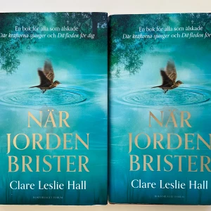 När jorden brister - Säljer två av samma men styckpriset är 50:-/st. En gripande roman om kärlek, hemligheter och svåra val. Perfekt för dig som gillar spänning och känslor! Följ Beths resa i 1960-talets England när gamla minnen och mörka hemligheter väcks till liv. En bok för alla som älskade Där kräftorna sjunger.