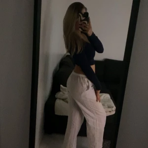 Vita wide linnebyxor med snörning - Säljer ett par vita linnebyxor  med otroligt bra passform som följer kroppens formning och gör så att dessa byxor sitter otroligt bra och snyggt på 😍👏🏼 snörning i midjan. Byxorna passar alla då just dessa gör magi automatiskt , perfekta för chill dagar/finare dagar fest dagar allt! U name it . Materialet är mjukt och bekvämt, och midjan är hög till lågmidjade dessa byxor sitter så bra på och formar efter hur du vill ha dom på så du kan ha midjan hur du vill!  justerbar snörning! Helt otroliga!😮‍💨😍🌸