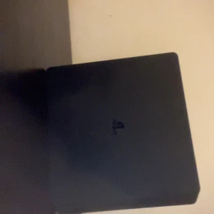 PlayStation 4 - Snygg och stilren PlayStation 4 i svart. Konsolen ser ut att vara i gott skick med endast mindre ytliga märken. Perfekt för dig som vill spela de senaste spelen eller streama media. En pålitlig spelkonsol för hela familjen.