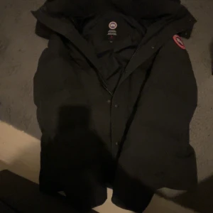 Canada Goose wyndham - Äkta canada goose jacka till salu där ny kostar 19-20k. Tyvärr så gick pälsen sönder och inget kvitto eftersom det var en julklapp om ni har några frågor är de bara o skriva tveka inte! Priset kan diskuteras 