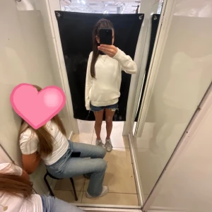 Vit stickad tröja från VILA - Säljer en enkel och fräsch vit stickad tröja från VILA. Tröjan har rund halsringning, långa ärmar och ribbade muddar vid ärmslut och nederkant. Perfekt att matcha med jeans eller kjol för en clean look.