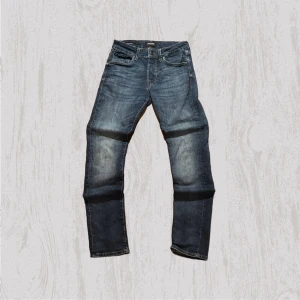 Blå jeans från Jack & Jones 28/32 - Säljer ett par klassiska blå jeans från Jack & Jones i storlek 28/32.  Köpte dom för runt 800-900kr har använt dom 1 gång då jag inte tyckte dom passade mig