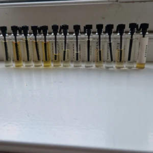 Parfymprover, 14 olika dofter - Samling med 14 parfymprover 2 ml från Essnce. Vissa är mer använda än andra. Dofterna: Boosy peach, I am vanilla ( 2st ), Sugar Kiss, Carashmellow, Chocolat Chaud, Vanilla Sass, Very cherry, Toxique, Coco on the beach, Warm 'n Spicy, Lemon Eclair ( limited edition som inte säljs på deras hemsida längre ), Jardin de flora och Absolut Vanilla. Nypris 45 kronor styck