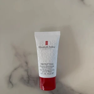 Elizabeth Arden Eight Hour Cream 30ml - En klassisk handkräm från Elizabeth Arden, Eight Hour Cream Intensive Moisturizing Hand Treatment i en smidig tub på 30 ml. Vit tub med röd kork och diskret mönster. Perfekt att ha i väskan för återfuktade händer när som helst.