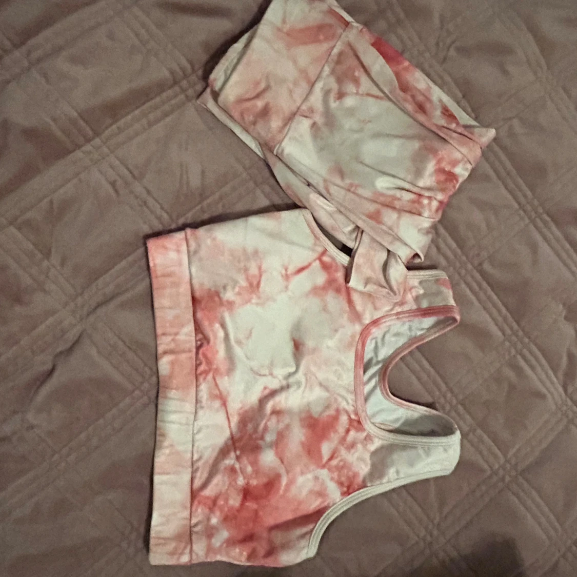 Rosa och vit sportig linnetopp