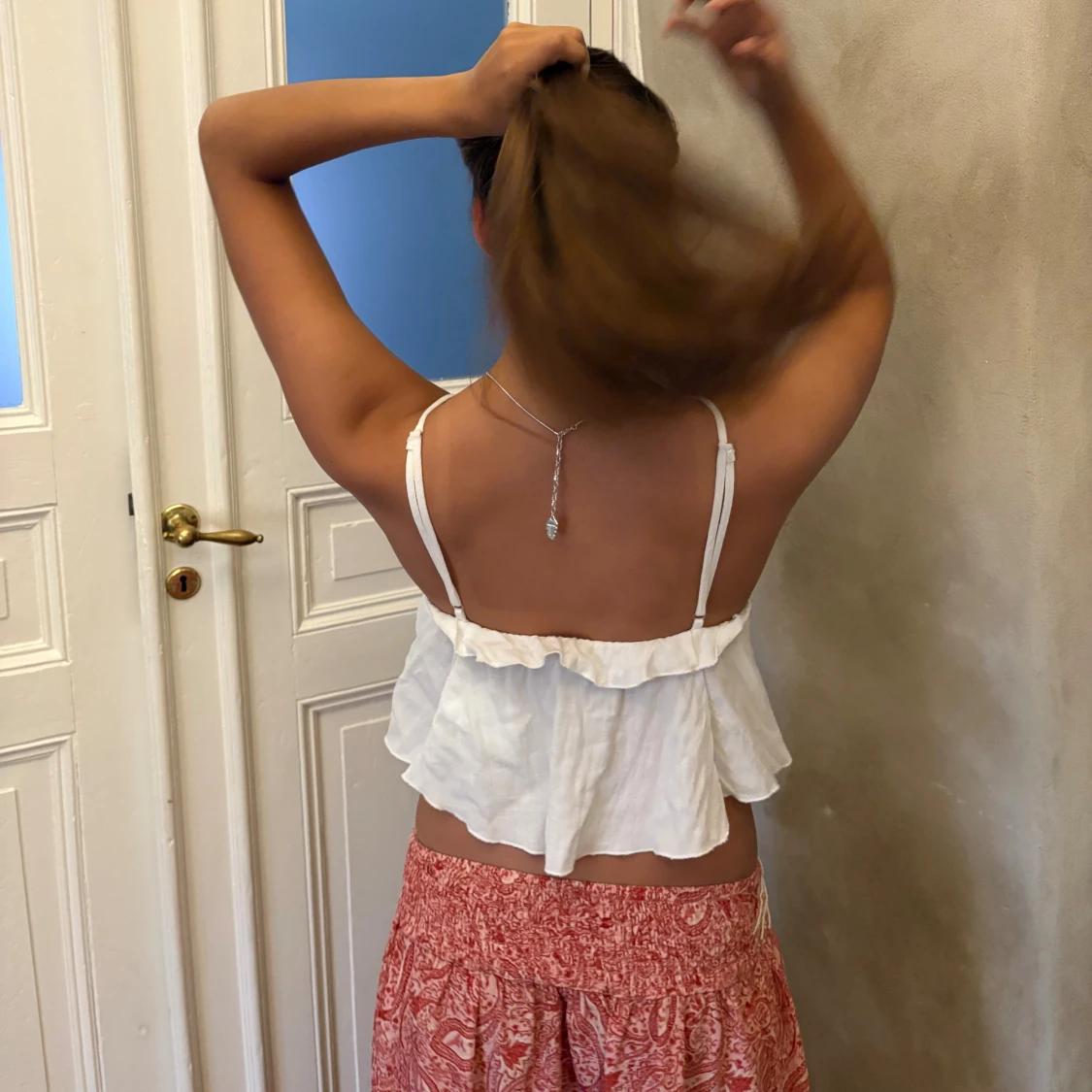 Vit volangig linnetopp med smala axelband - 4