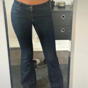 Mörkblå bootcut jeans - Snygga mörkblå jeans från Stockh LM med bootcut passform och klassiska fickor både fram och bak. Jeansen har låg midja och är i storlek 36. Köp direkt för 299kr via köp nu💞💞