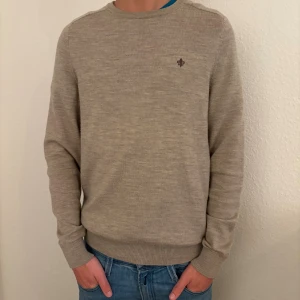 Stickad Morris tröja  - Beige, stickad merinoull tröja från morris i mycket bra skick! Inga defekter alls, 10/10 skick. Storlek S. Bara att höra av sig vid frågor! Nypris: ca 1600kr 