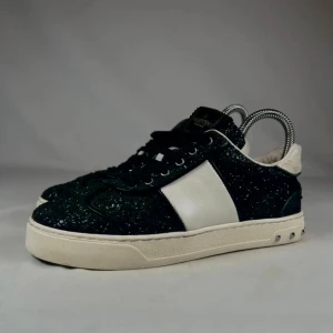 Valentino flycrew  - Snygga valentino flycrew, i bra skick och riktigt snygga. Storlek 36 men skulle säga att dem passa 37 också då jag har det och dem passar bra på mig. Kontakta vid fler frågor 