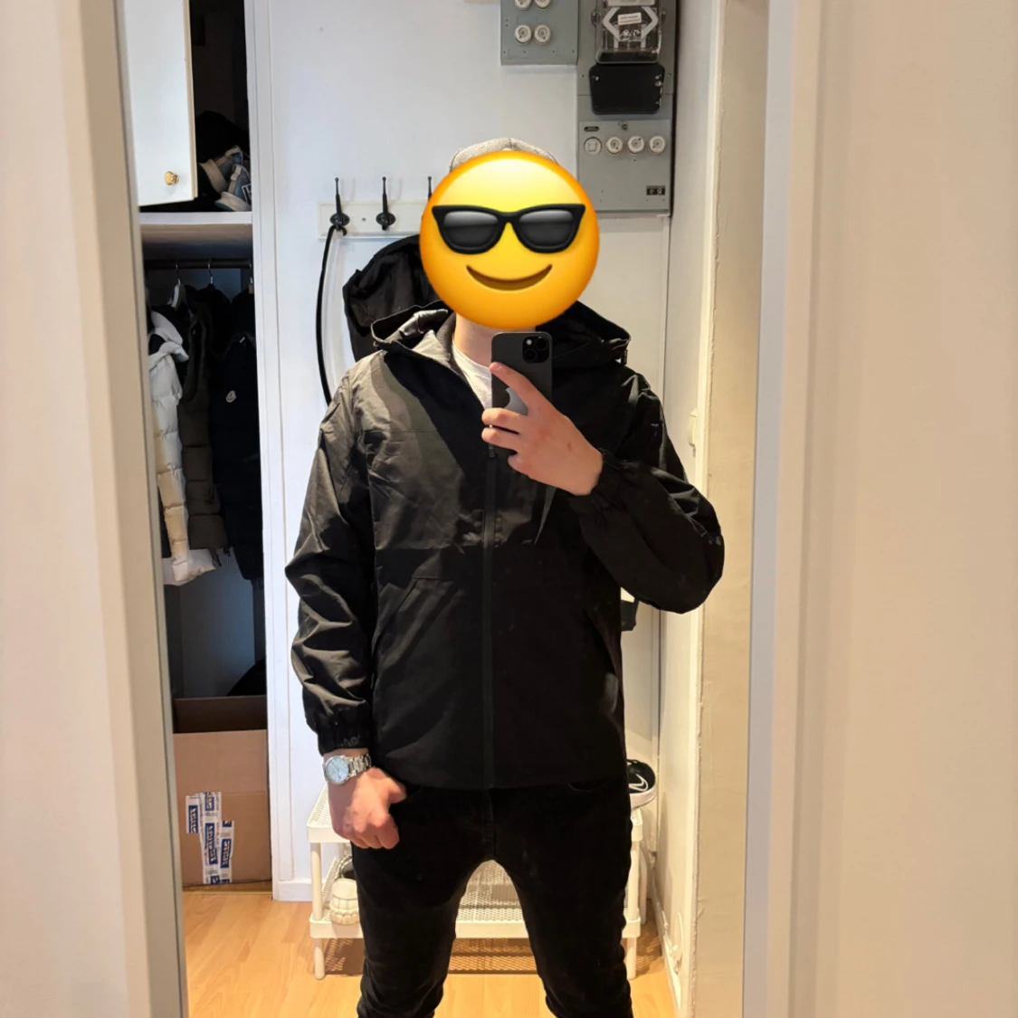 Svart vindjacka med huva - 2