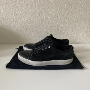 Lanvin Cap toe sneakers - Lanvin Cap toe sneakers | Storlek: 45 | Fint skick förutom slitna hälar på insidan (syns ej vid användning) | Dustbag medföljer, tvättas efter köp!
