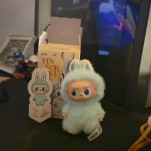 Labubu "I" - Öppnade labubu pin for love "I"