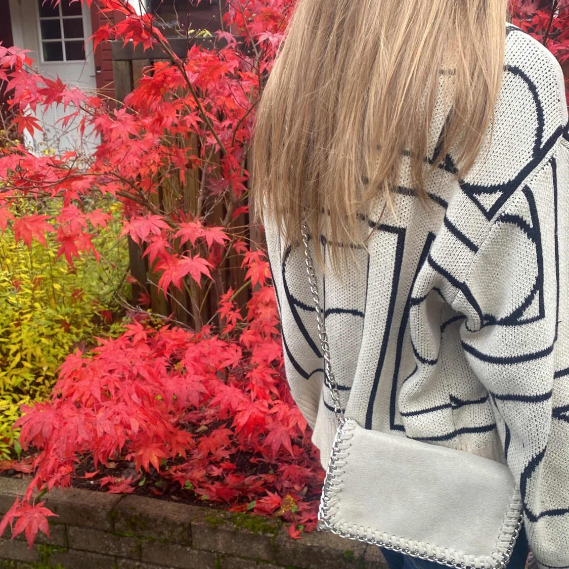 Beige axelväska från Tiamo med kedja