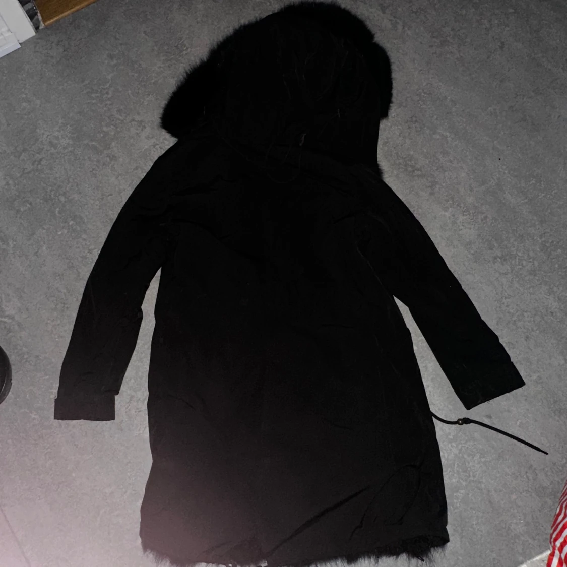 Svart parkas med stor päls - 2