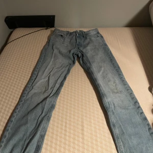 Ljusblå raka jeans från Jack & Jones  - Säljer ett par klassiska ljusblå jeans från Jack & Jones med rak passform och fem fickor. Jeansen har normal midja och är tillverkade i slitstarkt denim. Perfekta för dig som gillar en enkel och tidlös stil. Det gick inte å lägga till rätt storleken så skriver den här. 28/32