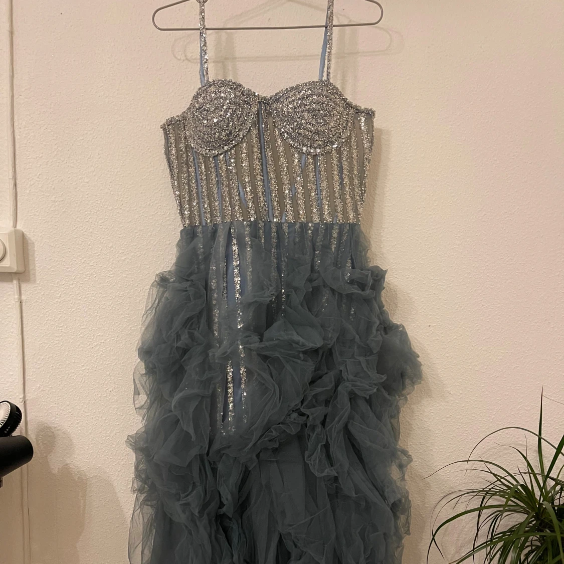 Glittrig blå långklänning med paljetter