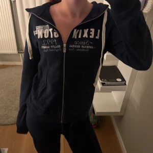 Lexington hoodie  - Jätte snygg hoodie med dragkedja från Lexington! Mörk blå med text på framsidan, bra skick! Jag kan ofta posta samma dag som varan är köpt! 💕
