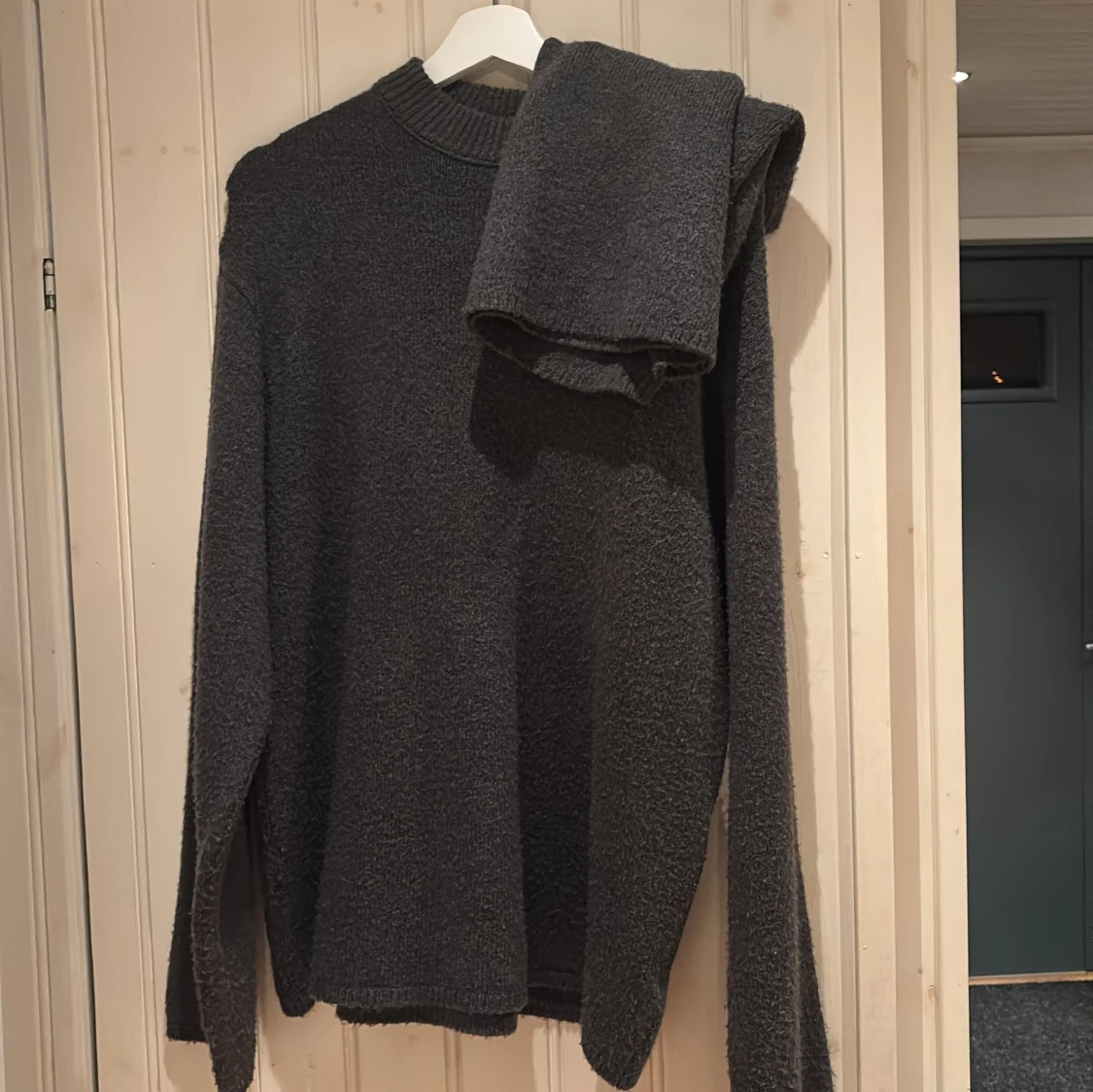 Mörkgrå stickad tröja Josefine HJ x NA-KD