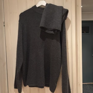 Mörkgrå stickad tröja Josefine HJ x NA-KD - Mysig mörkgrå stickad tröja och kjol från Josefine HJ x NA-KD med ribbad krage och långa ärmar. Perfekt för kyliga dagar. Passar både Xs och S 