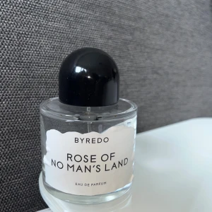 Byredo Rose of No Man's Land - Trendig Byredo-parfym med stilren look. Rose of No Man's Land är en Eau de Parfum som passar dig som vill sticka ut. Flaskan är använd men fortfarande fräsch. Perfekt för dig som gillar exklusiva dofter och vill testa något nytt.