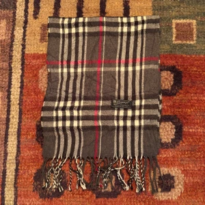 Vintage Burberry halsduk scarf - -Riktigt bra skick. Nypris på dessa ligger på runt 5000kr, vilket gör detta till ett sjukt bra pris! Halsduken är gjord i Lamull, och är perfekt inför hösten och den kommande vintern. Anledningen till att det står ”Burberry’s” och inte ”Burberry” på lappen är eftersom halsduken är från några år tillbaka, innan de bytte namn! Om du har någon fråga är det bara att skriva till mig. /elgnce (4)