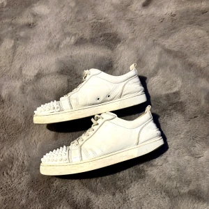 Vita Christian Louboutin skor - Tjena, säljer nu dessa Louboutin som är ganska slitna. De har ändå mycket kvar att ge och de är i storlek 42. (De finns sulor, skulle bara visa hur de såg ut under sulan). Dessa är 100% äkta, medföljer box. Hör av er vid frågor eller funderingar! 