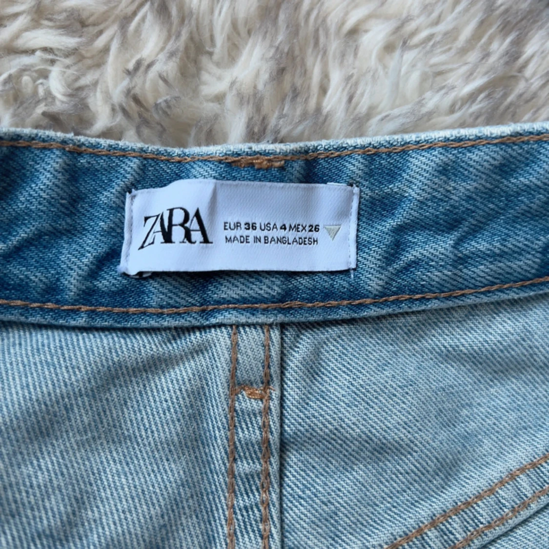 Ljusa ripped jeans från Zara, strl 36 - 2