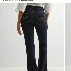 Mid Waist Perfect Bootcut Jeans - I färgen Rinse wash. Aldrig använda med prislapp på. Ny pris 699kr