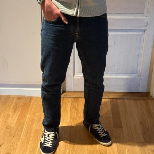Tvär Feta Nudie Gritty W33 L30 - Nudie Jeans Gritty Jackson – Dry Super Blue 👖 Storlek W33 L30. (Jeansen är för korta på mig) bär oftast L32/L31) Nästan helt nya, utan defekter eller slitage ✅ Rå denim som formar sig efter dig och blir snyggare med tiden 💙 Klassisk modell med perfekt passform. Pris kan diskuteras vid snabb affär 💬 Skicka DM vid frågor eller fler bilder ✉️