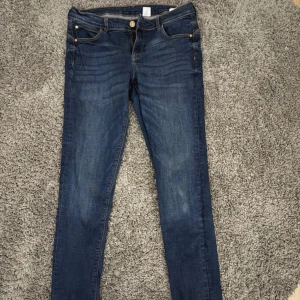 Mörkblå low waist jeggings - Snygga mörkblå jeggings från &Denim i storlek 30/32. Modellen är lågmidjad och stretchigt jeansmaterial som sitter tight och framhäver benen. Perfekt för dig som gillar en slim och modern look😍