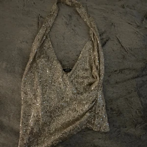 Festtopp med paljetter från Gina - Topp från Gina Tricot i storlek S