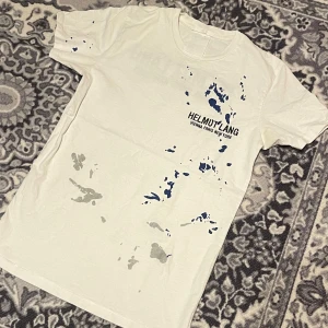 Helmut Lang t-shirt paint splatter - Jätte fint skick, 100% äkta (köpt på second place i Malmö (se sociala medier)). Sitter som en S (passar bra på alla mellan 175-188. Nypris cirka 2500kr.