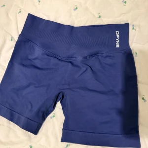 DFYNE Impact träningsshorts - Säljer mina dfyne shorts i längden 4.5” (Deep Sea) i storleken S pga returtiden gick ut. Helt oanvända och finns kvar i sin påse😊