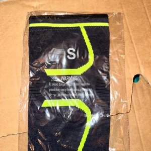 Knästöd smärtlindring  - Knäskydd för knäsmärta Knästödsdyna Kompressionshylsa för knäsmärta Meniskriv Artrit Smärtlindring Knäärmar för bästa passform. Undvik smärta, inflammation och idrottsskador med vår knäskydd för smärtlindring i knä. Det ger optimalt stöd för personer med trasig menisk, ACL, artrit och postoperativ svullnad FÖRSTKLASSIGA MATERIAL: Tillverkade av en blandning av nylon och latex, våra knäskydd för män och kvinnor är lätta och hållbara. Den tvättar bra utan att krympa eller förlora kompressi