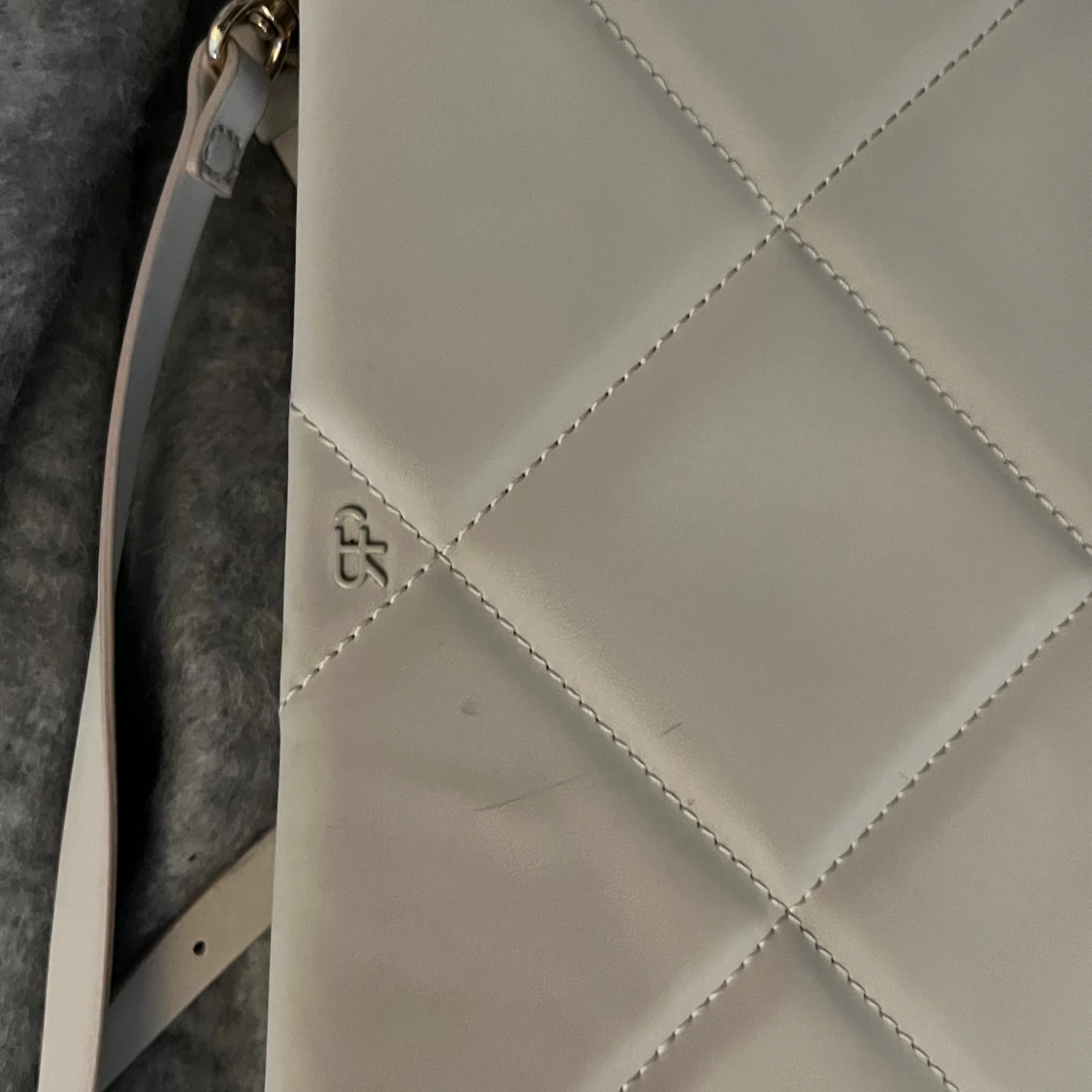 Beige quiltad axelväska ( vet ej märket!!! )